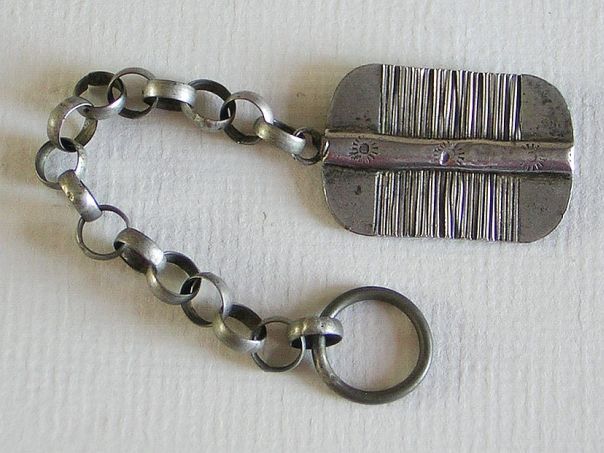 Moustache comb and chain – (2340)